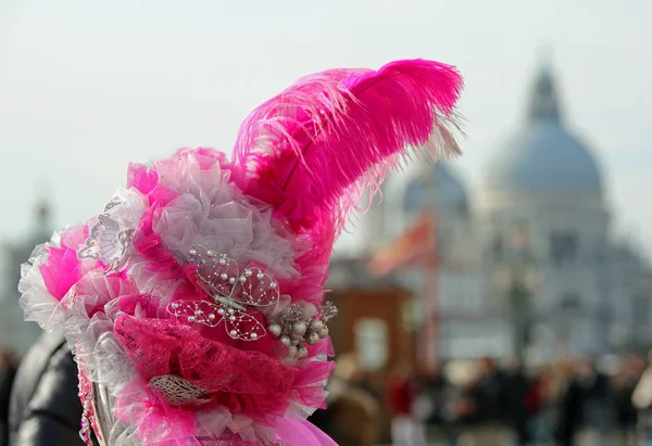 Chapéu Com Pena Colorida Uma Máscara Durante Carnaval Veneziano Veneza — Fotografia de Stock