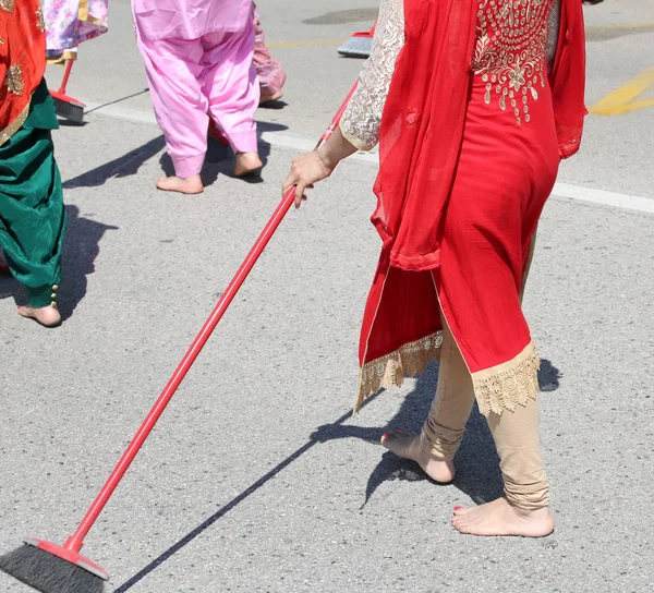 Сикхів Жінка Червоне Плаття Очищає Вулиці Віником Під Час Релігійні — стокове фото
