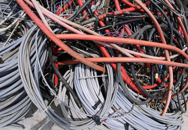 bir arazi doldurma alanına bir kap içinde renkli elektrik kabloları