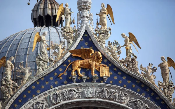 León Alado Dorado Basílica San Marcos Venecia Italia León Símbolo — Foto de Stock