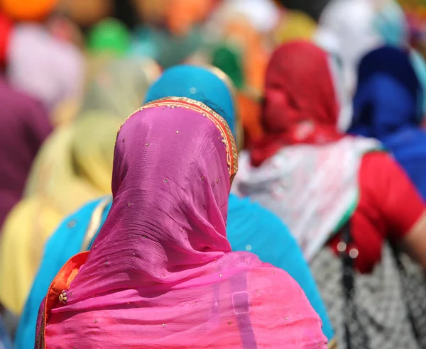 Religiösa Sikhiska Procession Med Huvudet Kvinnor Täckt Med Färgad Siden — Stockfoto