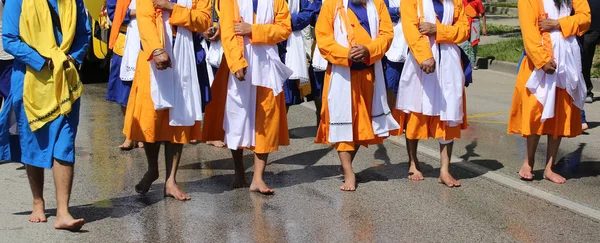 Religiösa Sikhiska Procession Med Barfota Vakterna Genom Gatorna Staden — Stockfoto
