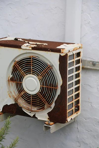 Condicionador Enferrujado Muito Velho Fora Uma Casa Mediterranean Branca Velha — Fotografia de Stock