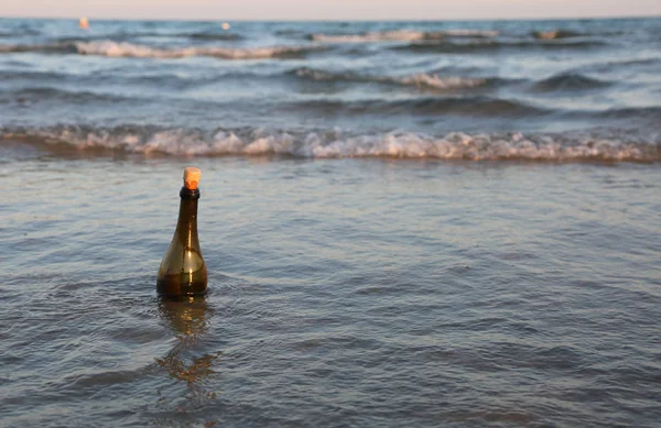 Mensaje Botella Playa Junto Océano —  Fotos de Stock