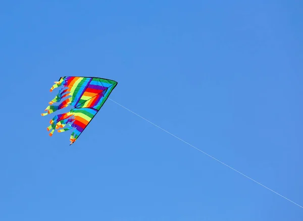 Πολύχρωμο Kite Και Τον Καταγάλανο Ουρανό Φόντο Σύμβολο Γαλήνης Και — Φωτογραφία Αρχείου