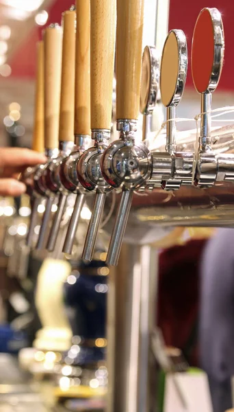 Bira Müşterilere Teslim Etmesi Pub Musluklar — Stok fotoğraf