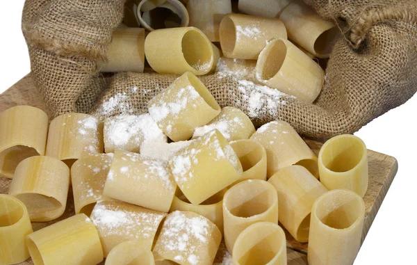 Pasta Italiana Con Farina Fondo Bianco Sacchetto Iuta — Foto Stock