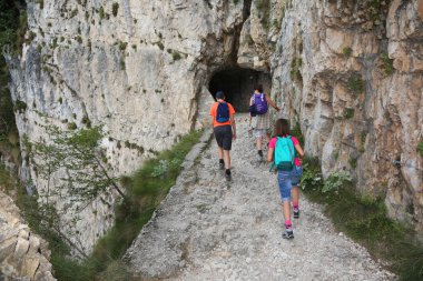 Aile Anne ve iki çocuğu dağ yolunda yürüyüş