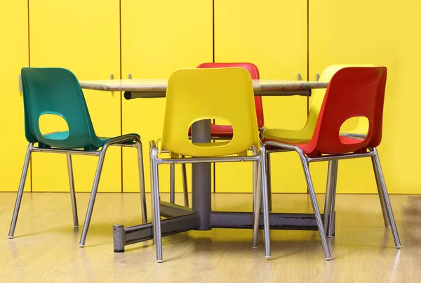 Bir Anaokulu Bir Sınıfta Bir Masa Etrafında Renkli Sandalyeler — Stok fotoğraf