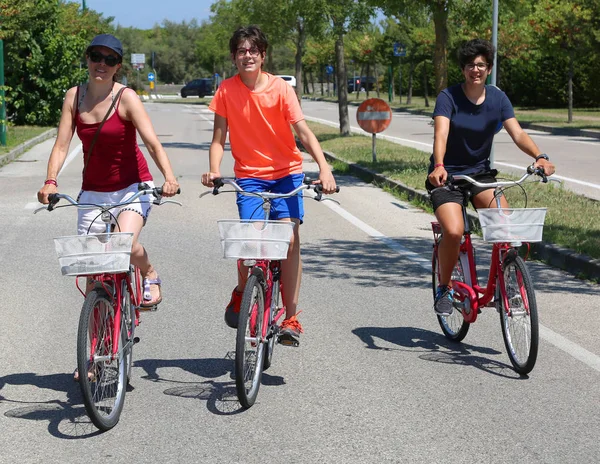 Молодая Мама Двумя Братьями Велосипедах Педали Улицам Города Летом — стоковое фото