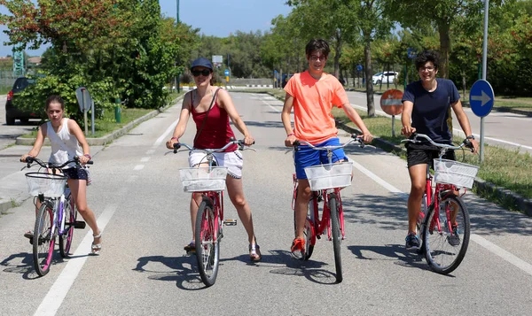 Jovem Mãe Com Três Crianças Bicicleta Pedalar Pelas Ruas Cidade — Fotografia de Stock