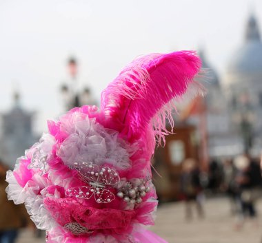 Venedik İtalya Venedik Karnavalı sırasında maske renkli tüy ile şapka