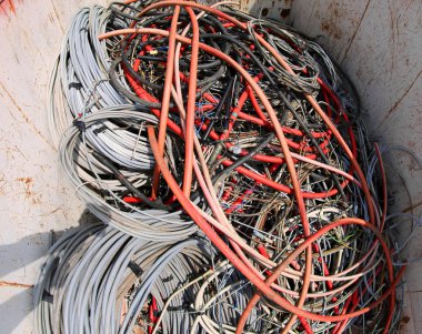 bir arazi doldurma alanına bir kap içinde büyük elektrik kabloları