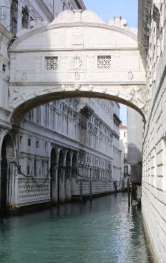 Bridge of Sighs Ponte dei Sospiri Venedik İtalya İtalyanca dil haber vermiş. Kapalı köprü Beyaz kireçtaşı yapılır, windows taş çubuklarla vardır, Rio di Palazzo geçer ve hapishane Du sorgulama odalarda bağlanır