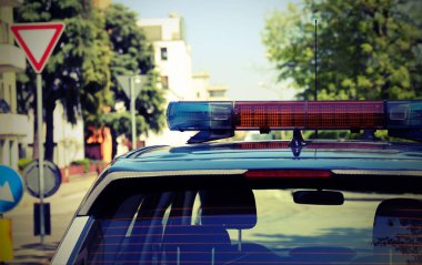 Polis araba sirenler terörle denetimi sırasında sokak şehirde bir abluka içinde