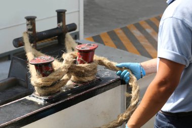 uzman denizci üstünde belgili tanımlık liman rıhtım sağlam bir ip ile yolcu gemisi moors