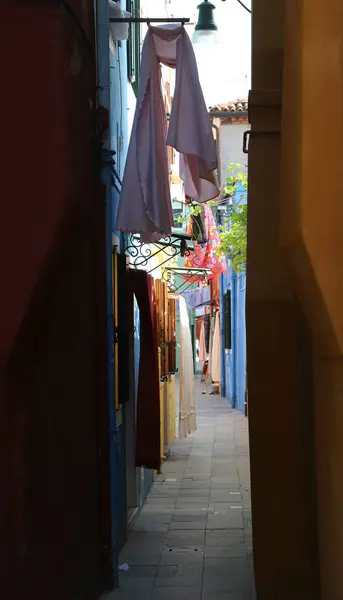Calle Burano Adası Yakınlarında Venedik Talya Talyanca Dil Denilen Dar — Stok fotoğraf