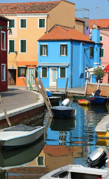 Casa Blu Riflessa Nel Corso Acqua Dell Isola Burano Vicino — Foto Stock