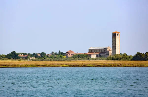 島で古代の鐘タワーという北イタリアのヴェニス近くトルチェッロ — ストック写真