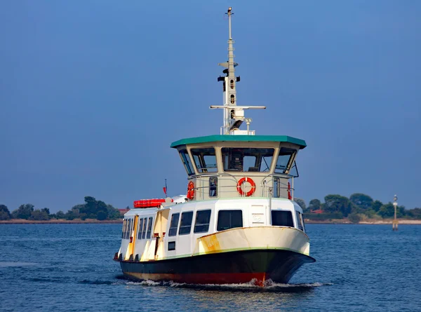 Barco Para Transporte Pasajes Llamados Vaporetto Laguna Venecia Italia — Foto de Stock