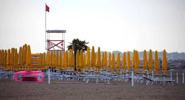 Nombreux Parasols Jaunes Alignés Sur Plage Village Touristique — Photo