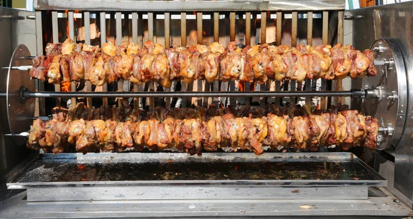 Pollo Carne Cerdo Mientras Cocinan Muy Lentamente Asador Durante Feria — Foto de Stock