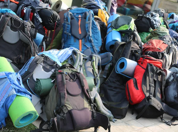 Muitas Mochilas Meninos Escoteiros Durante Acampamento Verão — Fotografia de Stock