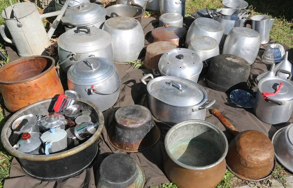 Birçok Alüminyum Tava Vintage Bir Semt Pazarı Açık Havada Düzenlenen — Stok fotoğraf