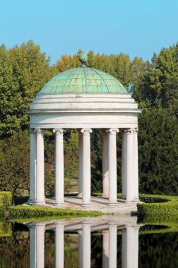 Kubbe ve taş sütun ile bir tapınağın su yansıma