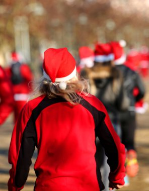 Noel Baba'nın çalışma Noel ve kırmızı şapka sırasında çalışan sarışın saçlı kız