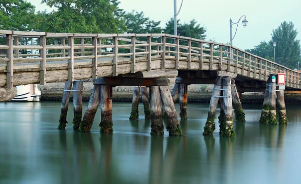 Dřevěný Most Burano Ostrov Nedaleko Benátek Itálii Časných Ranních Hodinách — Stock fotografie