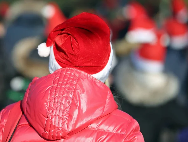 Dziewczyna Zimowych Kurtkę Czerwony Kapelusz Santa — Zdjęcie stockowe