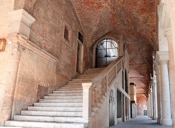 Scala Con Gradini Pietra Salire Sopra Basilica Palladiana Nella Città — Foto Stock