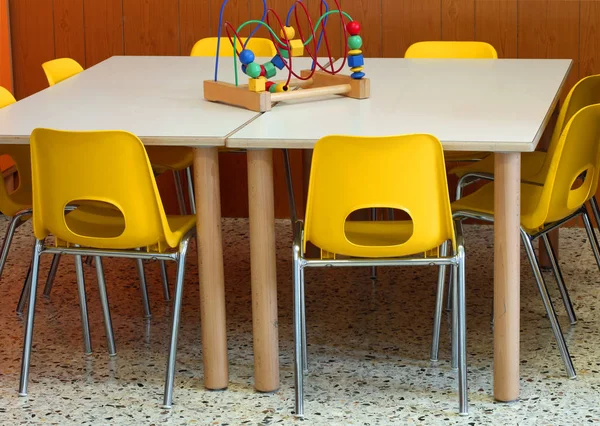 Stühle Mit Spielzeug Über Dem Schreibtisch Kindergarten Ohne Menschen — Stockfoto