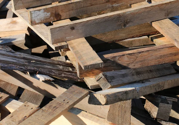 Viele Holzpaletten Auf Einer Materialdeponie — Stockfoto
