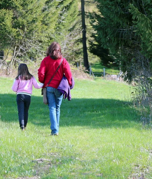 Mutter Und Ihr Kleines Mädchen Gehen Hand Hand Den Bergen — Stockfoto