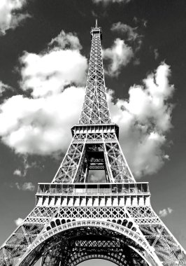 Eyfel Kulesi Paris aşağıdan bir dramatik karanlık ışık efekti ve siyah ile fotoğrafı