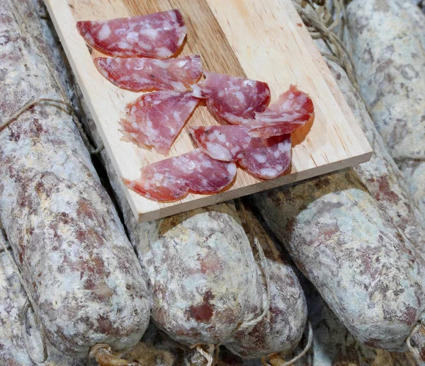 Snijplank Met Plakjes Salami — Stockfoto