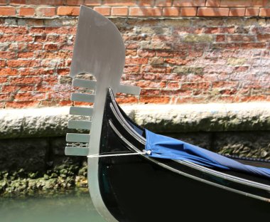 Tekne taşıma turistler için Venedik'te gondol denilen yay. Yay şeklinde ada kısmından İtalyanca dil denir yedi ilçeleri temsil eder.