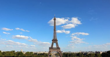 Eyfel Kulesi Tour Eiffel Trocadero alan bulutlar üzerinde mavi gökyüzü ile
