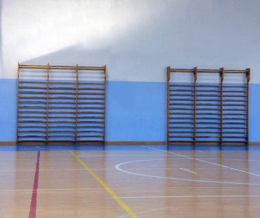 çocuksuz büyük salonunda jimnastik egzersizleri yapmak için iki espaliers
