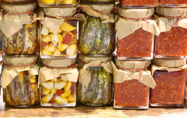 baharatlı biber sarımsak ve Marine edilmiş hamsi el Akdeniz bir ülkede tarafından hazırlanan kırmızı sos birçok kavanoz