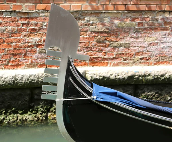 Лук Лодки Транспортировки Туристов Венецию Называется Гондола Форма Лука Представляет — стоковое фото