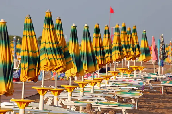 Insanlar Olmadan Geç Yaz Aylarında Denizin Sahilde Birçok Kapalı Şemsiye — Stok fotoğraf