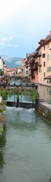 Liten Flod Den Staden Annecy Frankrike Kallas Thiou Stadens Historiska — Stockfoto
