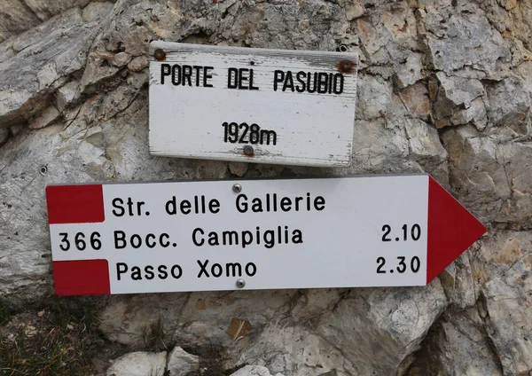 Flèche Marqueur Sentier Dans Les Montagnes Avec Texte Italien Place — Photo