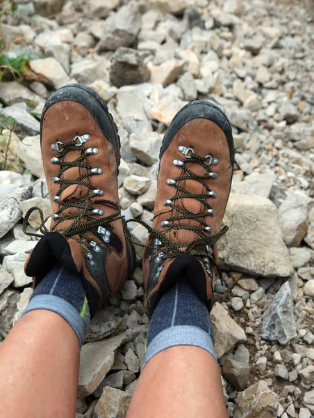 Duas Grandes Botas Pedra Homem Caminho Das Montanhas — Fotografia de Stock