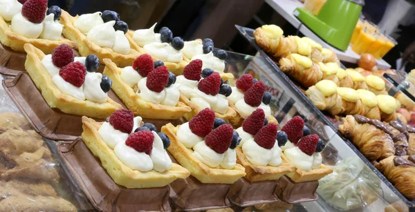Muchos Pasteles Pastelería Con Frambuesas Arándanos Montón Crema Batida — Foto de Stock