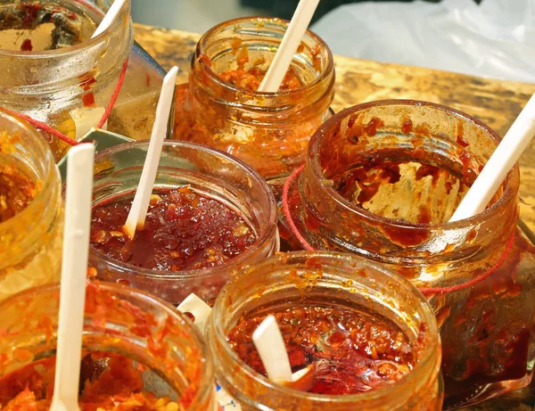 Muchos Frascos Vidrio Con Salsa Tomate Picante Chile Cucharas Para —  Fotos de Stock