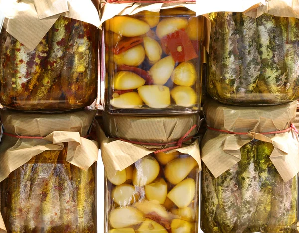 Muchos Frascos Con Dientes Ajo Con Pimientos Anchoas Marinadas Preparadas —  Fotos de Stock